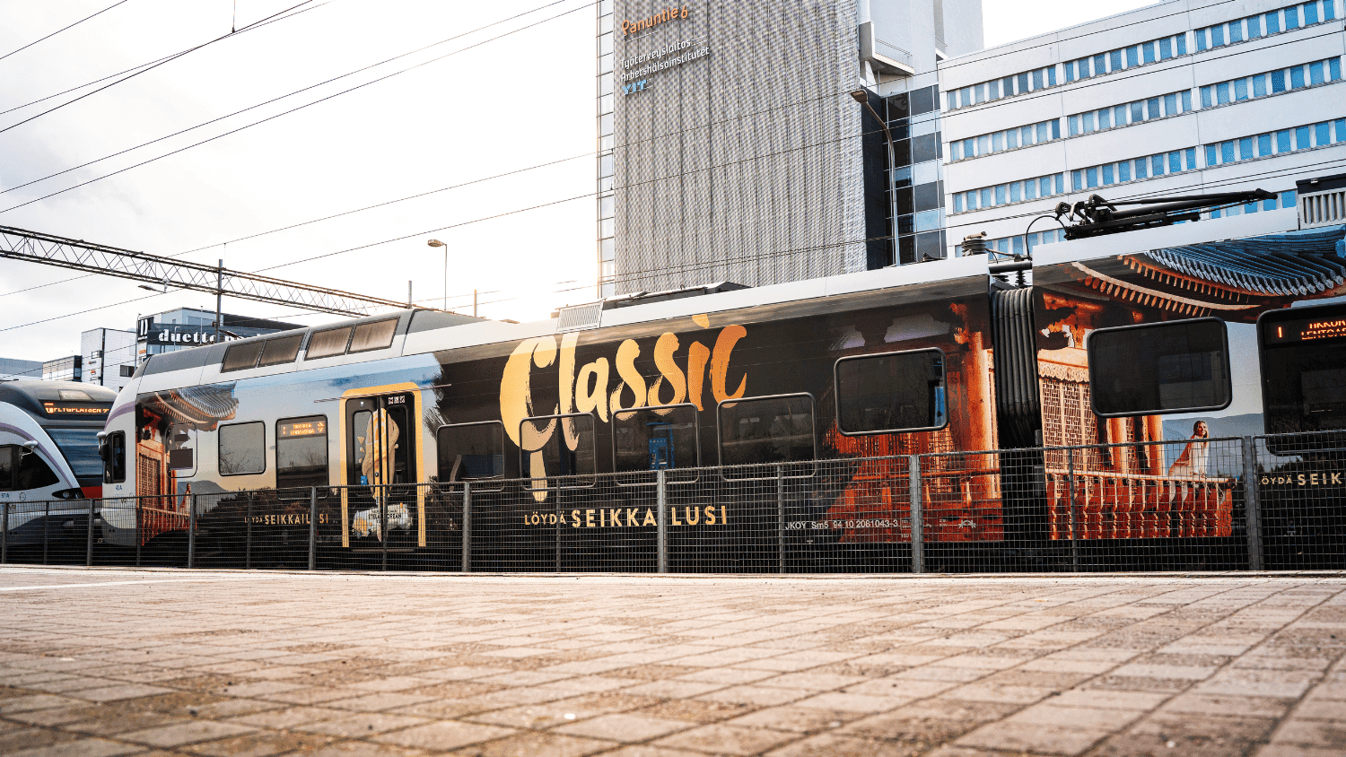Classic näkyy nyt isosti – kokoteipattu lähijuna on nyt liikenteessä