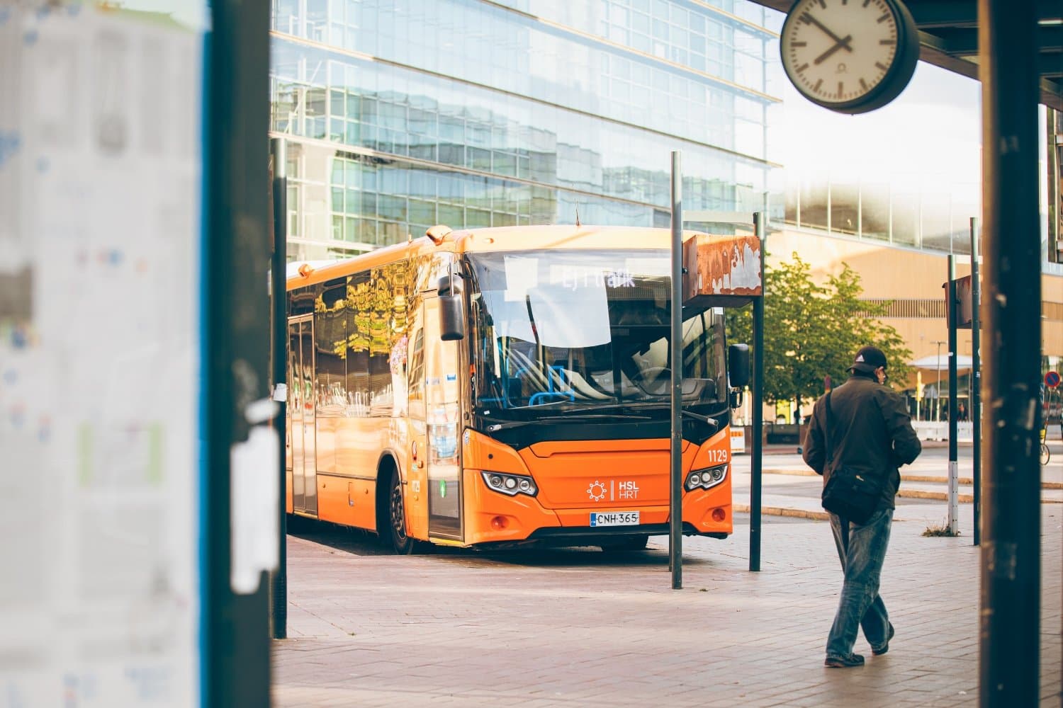 HSL:n mainospaikat myy REBL360: bussimainonta, metrojen mediapinnat ja ratikkamainonta samasta paikasta
