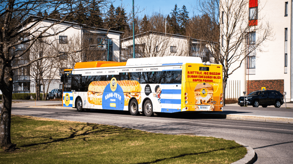 https://cdn-rebl.contenthub.fi/cdn-cgi/image/format=auto/api/v1/cdn/rebl/rebl360/mr-panini-bussi1